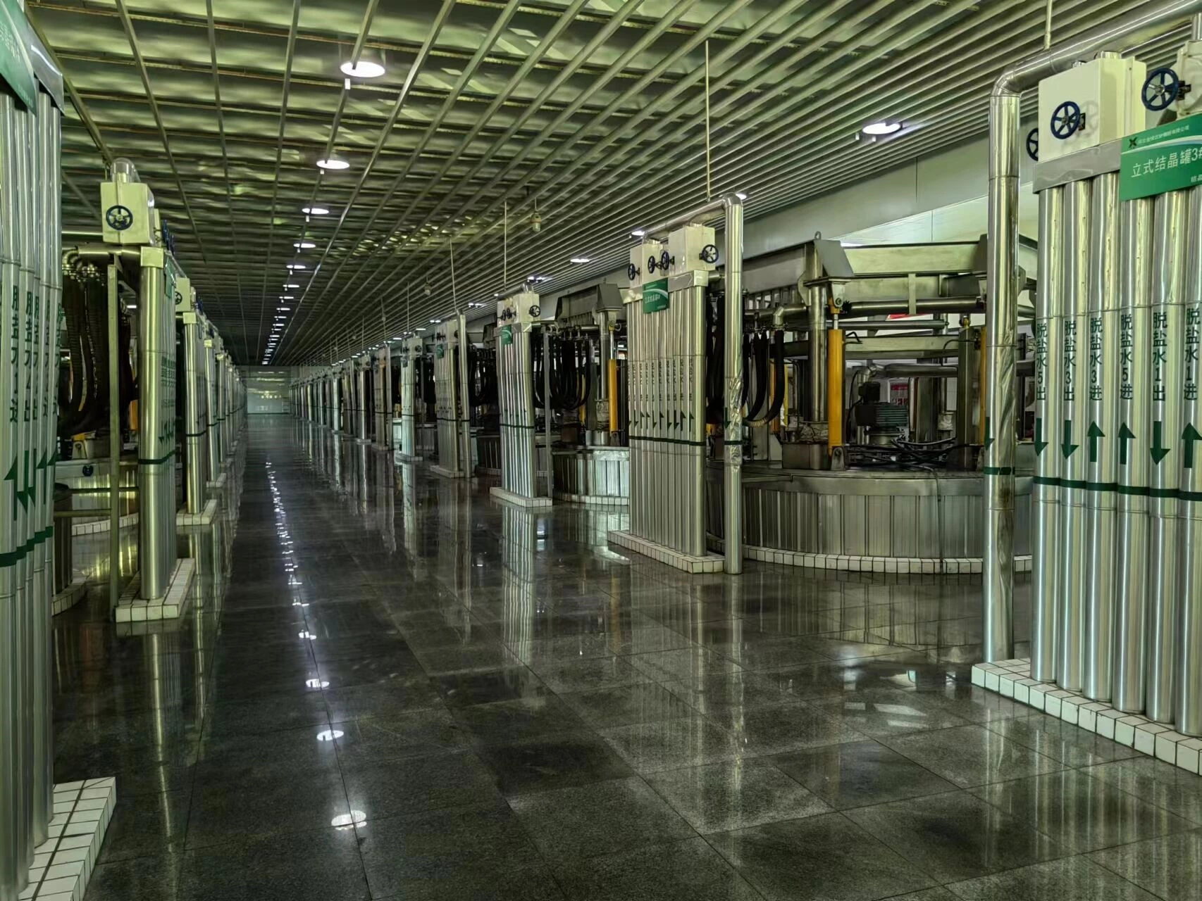 High-efficiency continuous cooling crystallizer