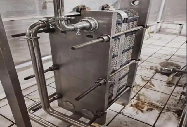 What points should be noted when cleaning plate heat exchangers?