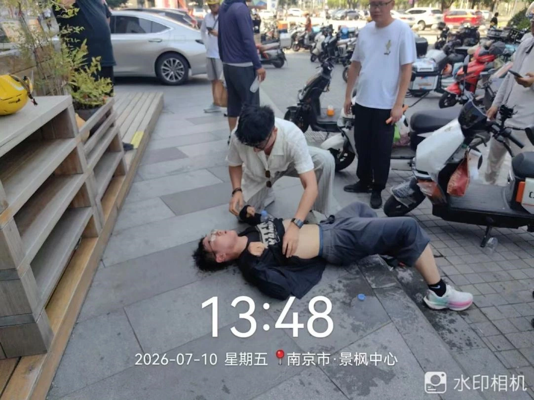 Veterans Never Fade, Responsibility in Midsummer | Gaojie Group Employee Warmly Rescues Heat-Stricken High School Student Working as Food-Delivery Rider